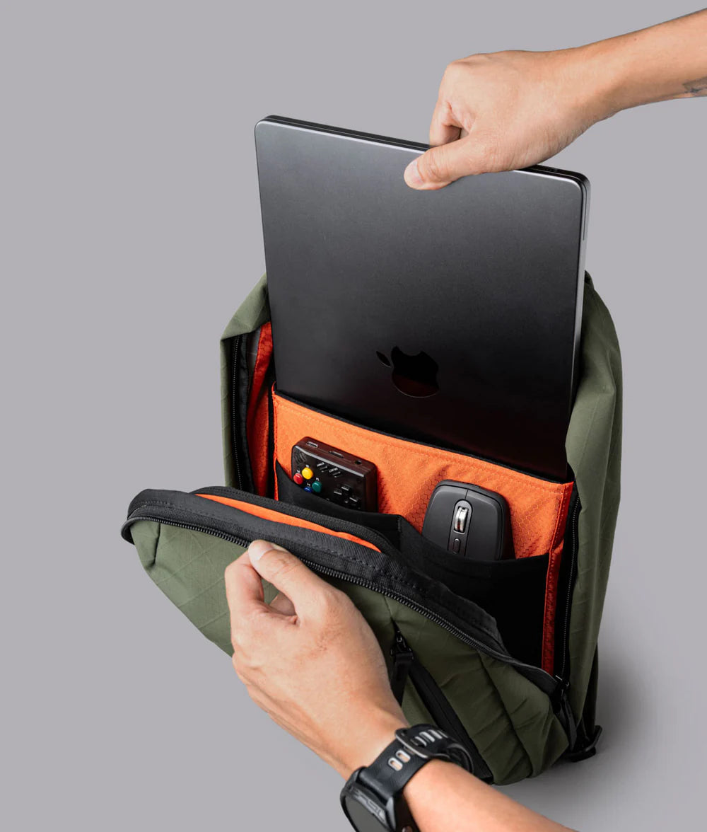 主隔層可大幅拉開拉鍊，其中有一個觸感柔軟、防刮擦的部分，用於存放筆記型電腦和其他設備，還有 2 個集成網狀口袋，可存放較小的物品。