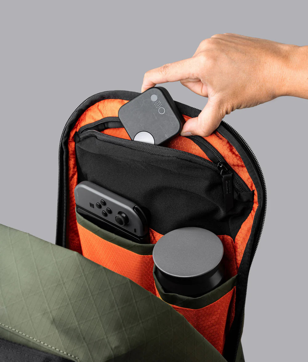 主隔層可大幅拉開拉鍊，其中有一個觸感柔軟、防刮擦的部分，用於存放筆記型電腦和其他設備，還有 2 個集成網狀口袋，可存放較小的物品。