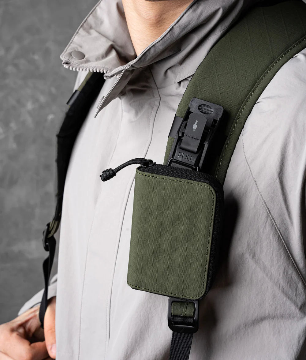 將 Zip Pouch Pro、HUB Pouch 和其他配件安裝到肩帶上，以便在旅途中方便取放。（HUB 鑰匙圈和小袋單獨出售。）