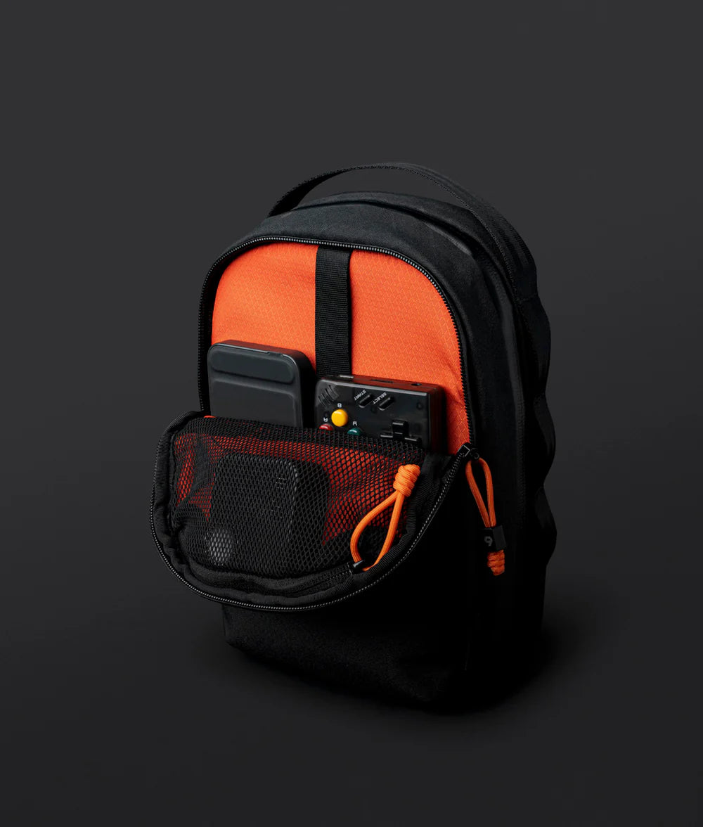 Metro Sling Max 側肩包｜限量9周年紀念版
將必需品放在方便取用的前袋中，方便取用。