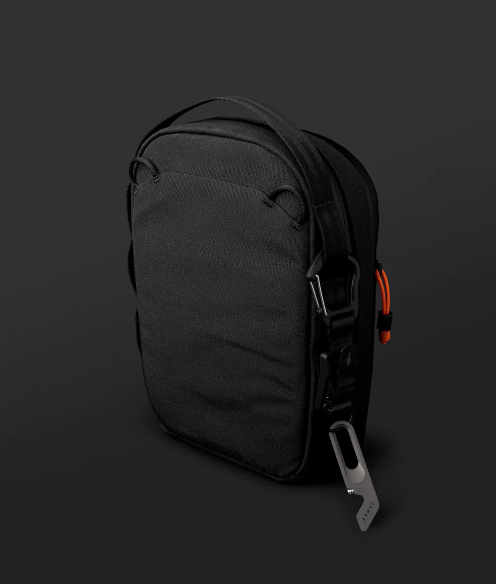 Metro Sling Max 側肩包｜限量9周年紀念版
HUB 系統兼容：側邊強化織帶環可搭配 HUB Carabiner 系統，實現更多收納擴展（需另購）。