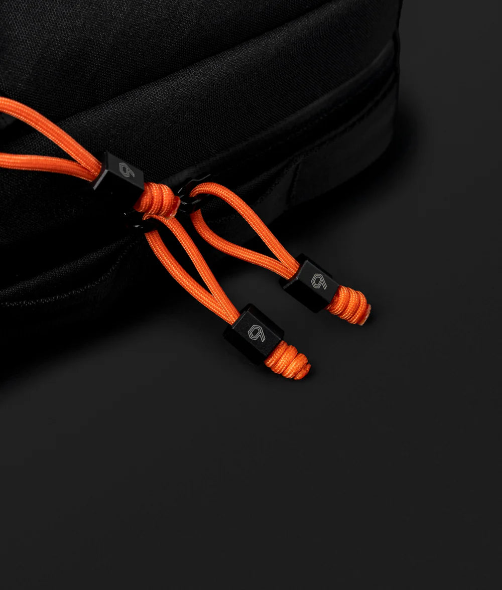 Metro Sling Max 側肩包｜限量9周年紀念版
橙色拉鍊繩、定制鋁製拉鍊頭。