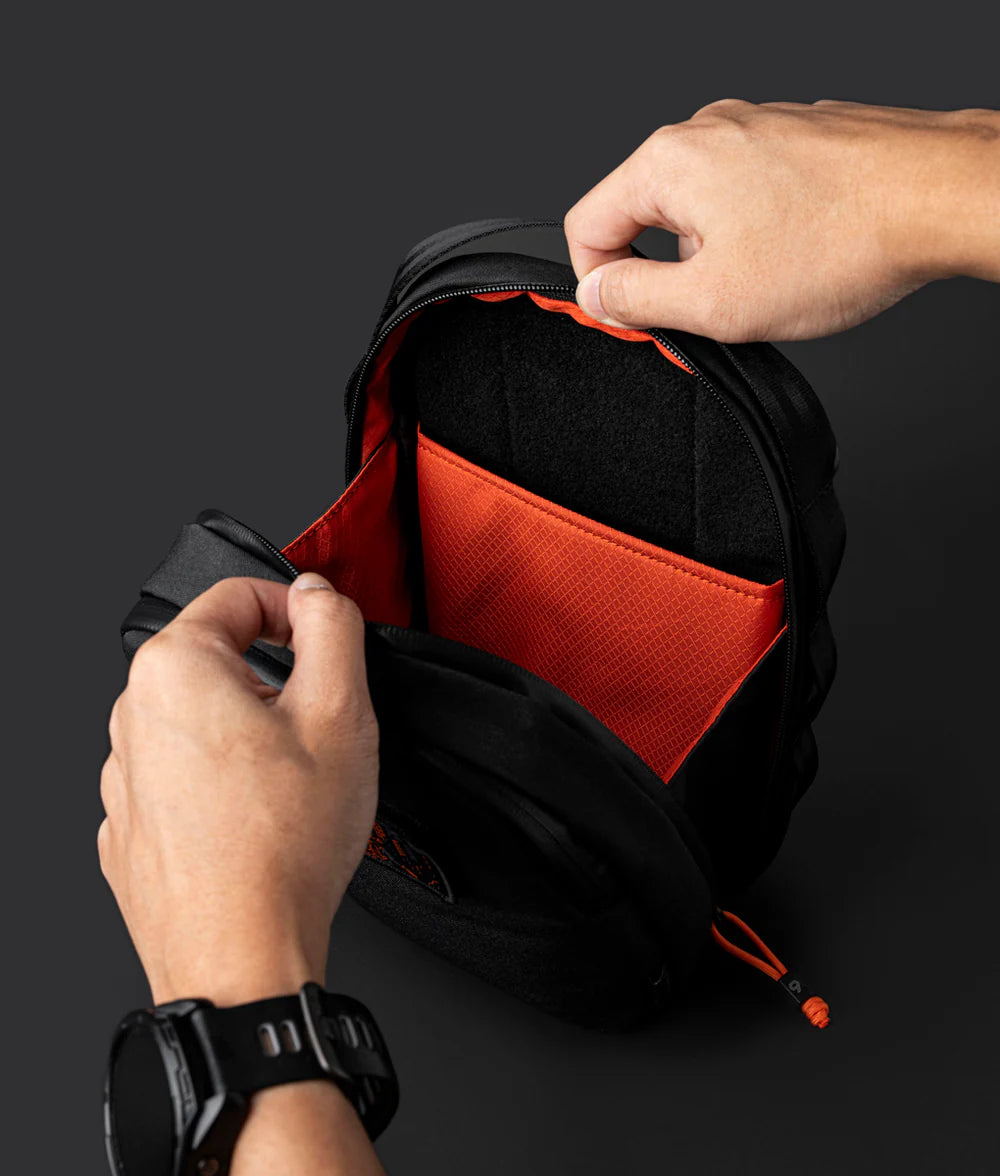 Metro Sling Max 側肩包｜限量9周年紀念版
您可以將設備和較大的物品收納在主隔層中。