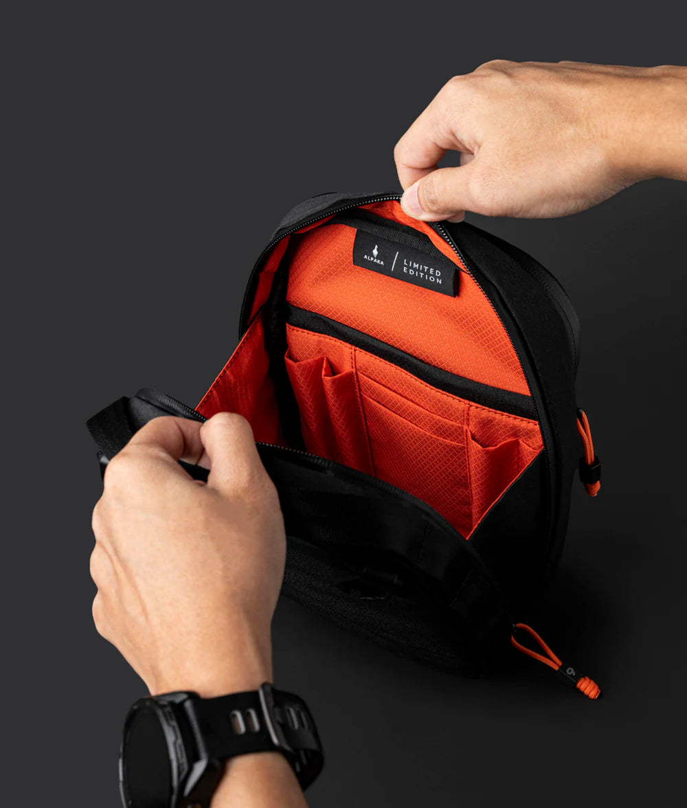 Metro Sling Max 側肩包｜限量9周年紀念版
您可以將設備和較大的物品收納在主隔層中。