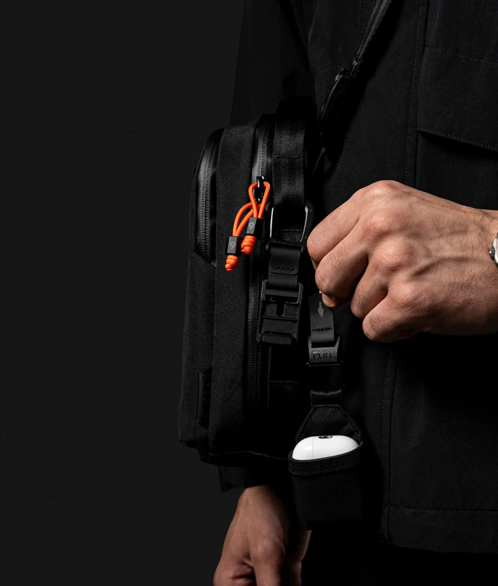 Metro Sling Max 側肩包｜限量9周年紀念版
HUB 系統兼容：側邊強化織帶環可搭配 HUB Carabiner 系統，實現更多收納擴展（需另購）。