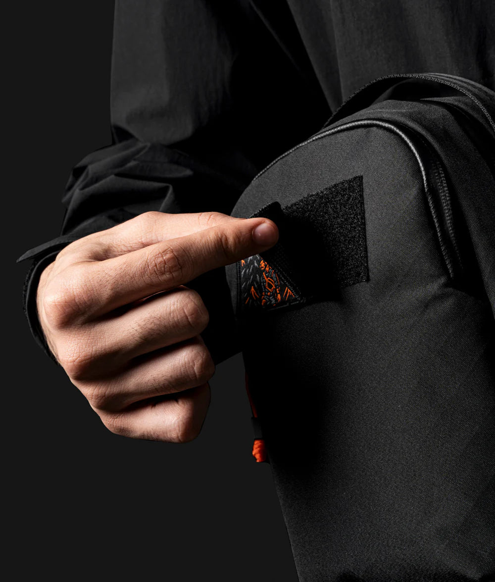 Metro Sling Max 側肩包｜限量9周年紀念版
九週年徽章