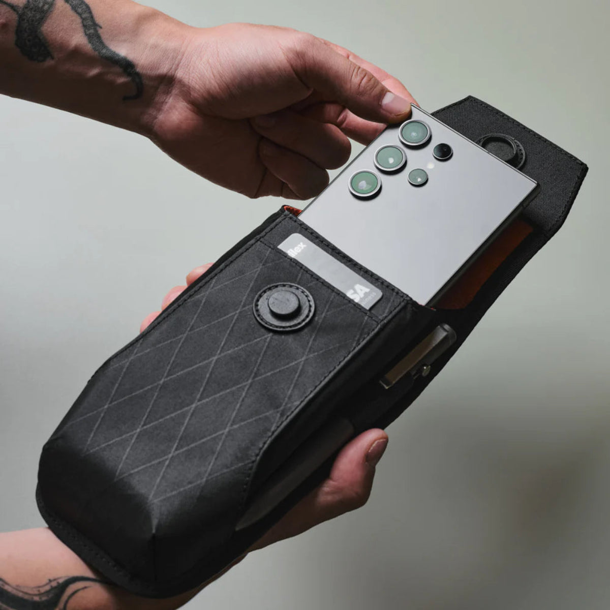 防水耐用面料 - 抵禦雨水與潑濺，保護內部物品