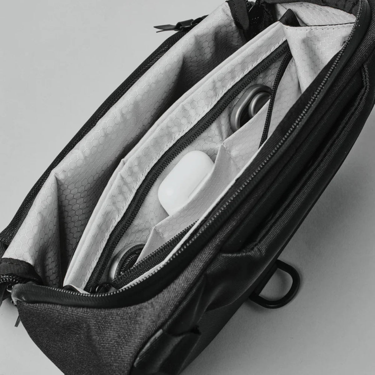 YKK 無聲拉鍊 - 提供流暢、安靜的開合體驗