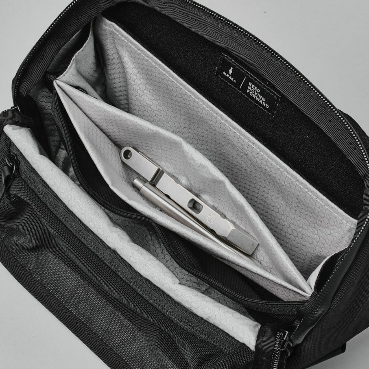 YKK 無聲拉鍊 - 提供流暢、安靜的開合體驗