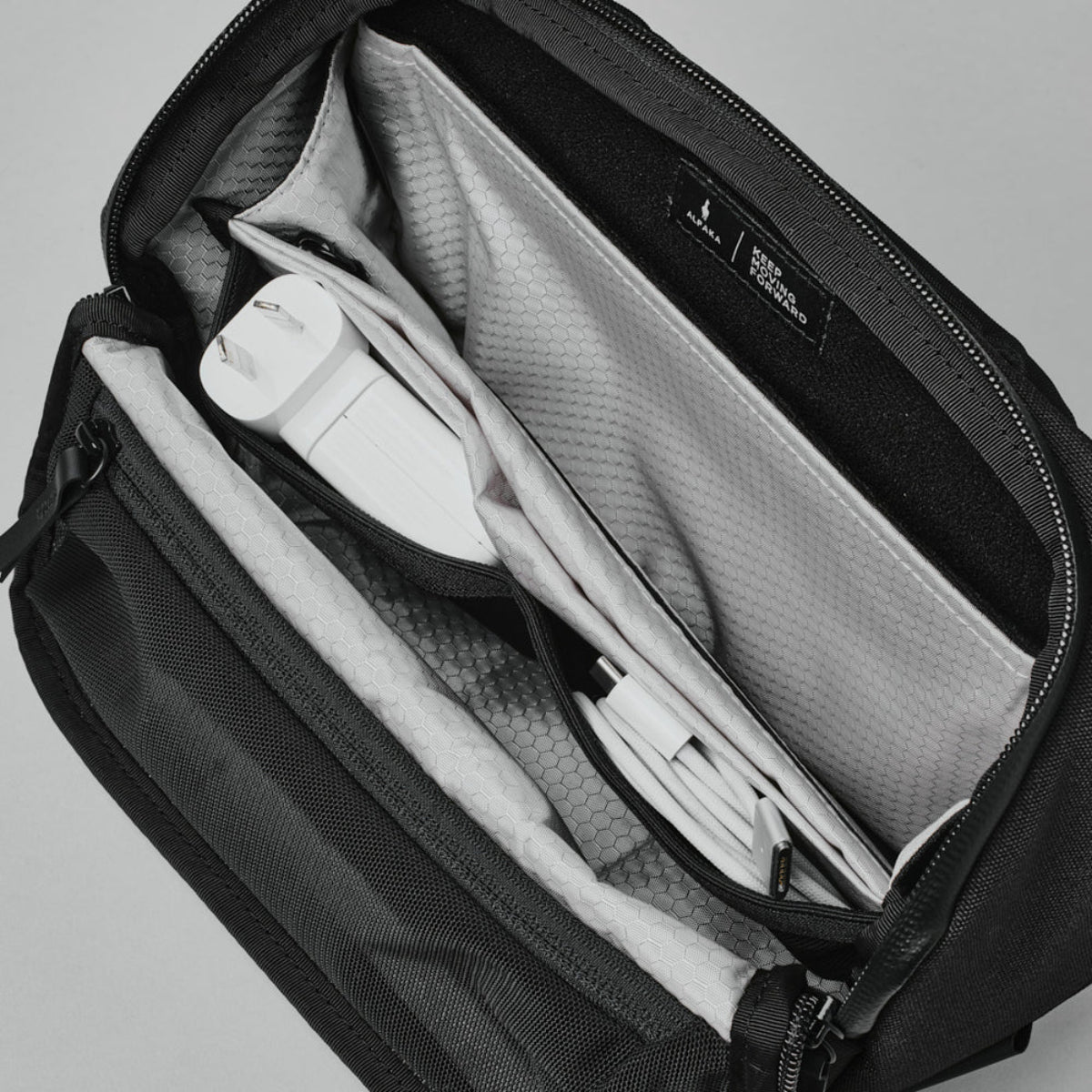 YKK 無聲拉鍊 - 提供流暢、安靜的開合體驗