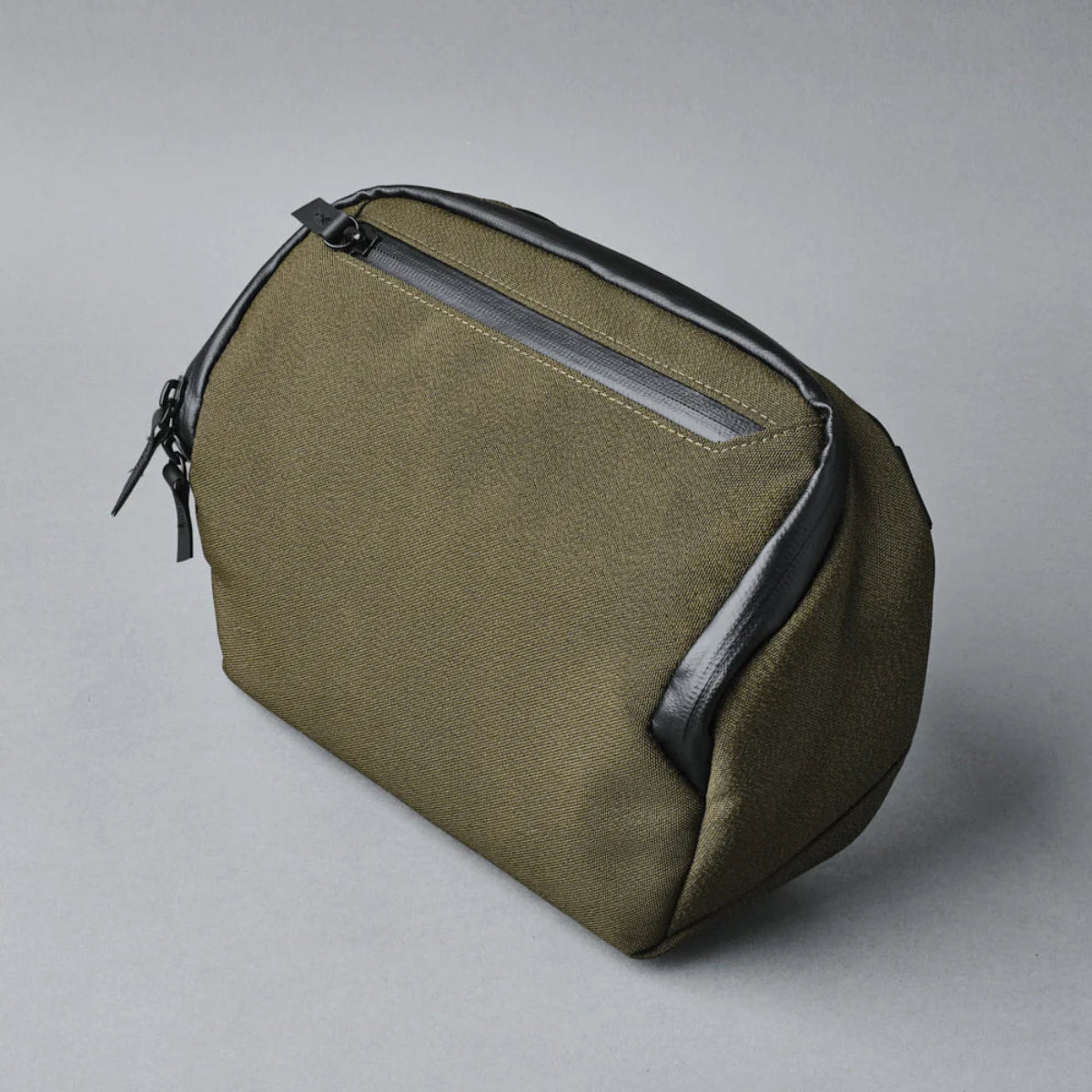 防水環保材質 - 採用可持續回收材料，兼顧環保與耐用性