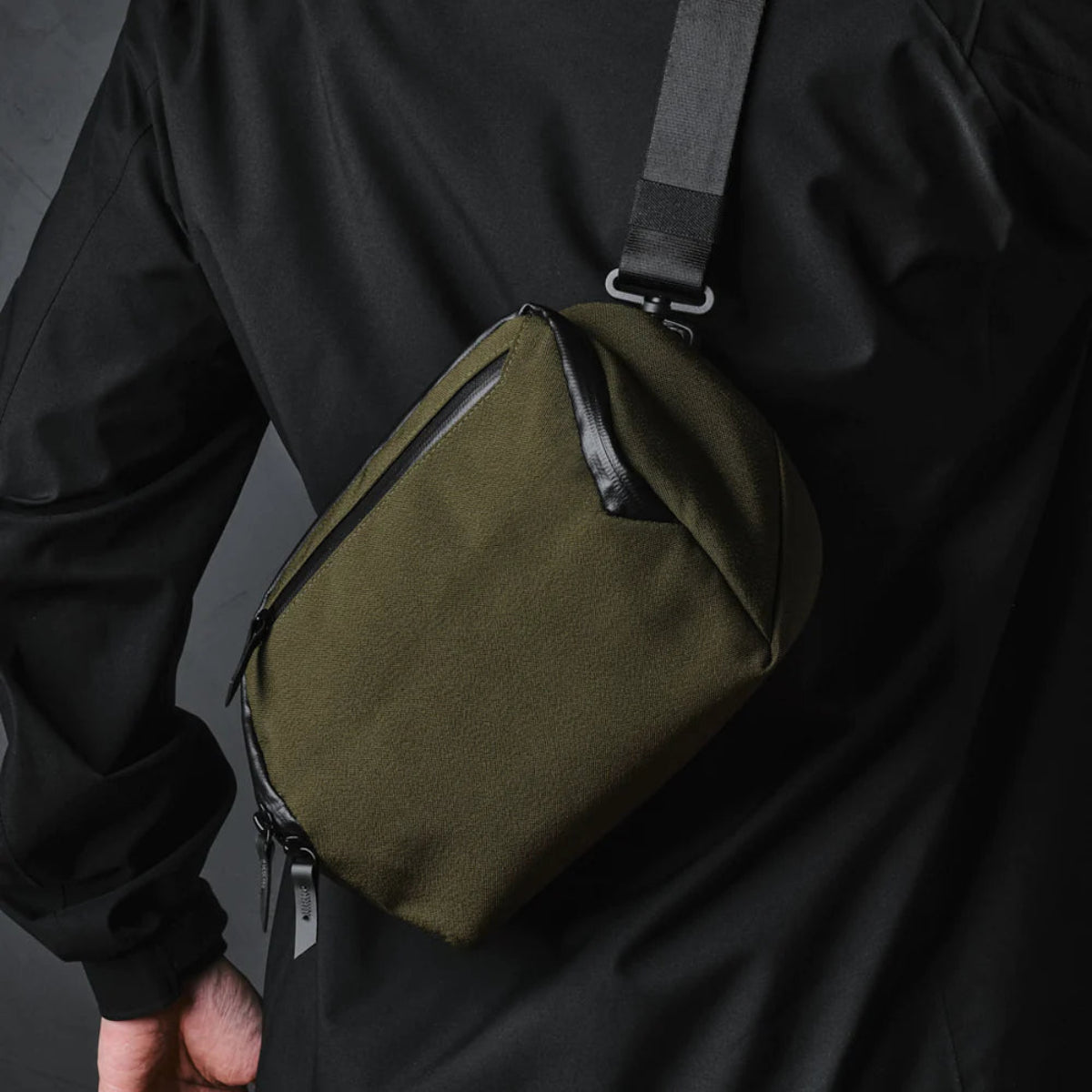 可容納 EDC 裝備 - 適合日常隨身攜帶的小工具與電子配件