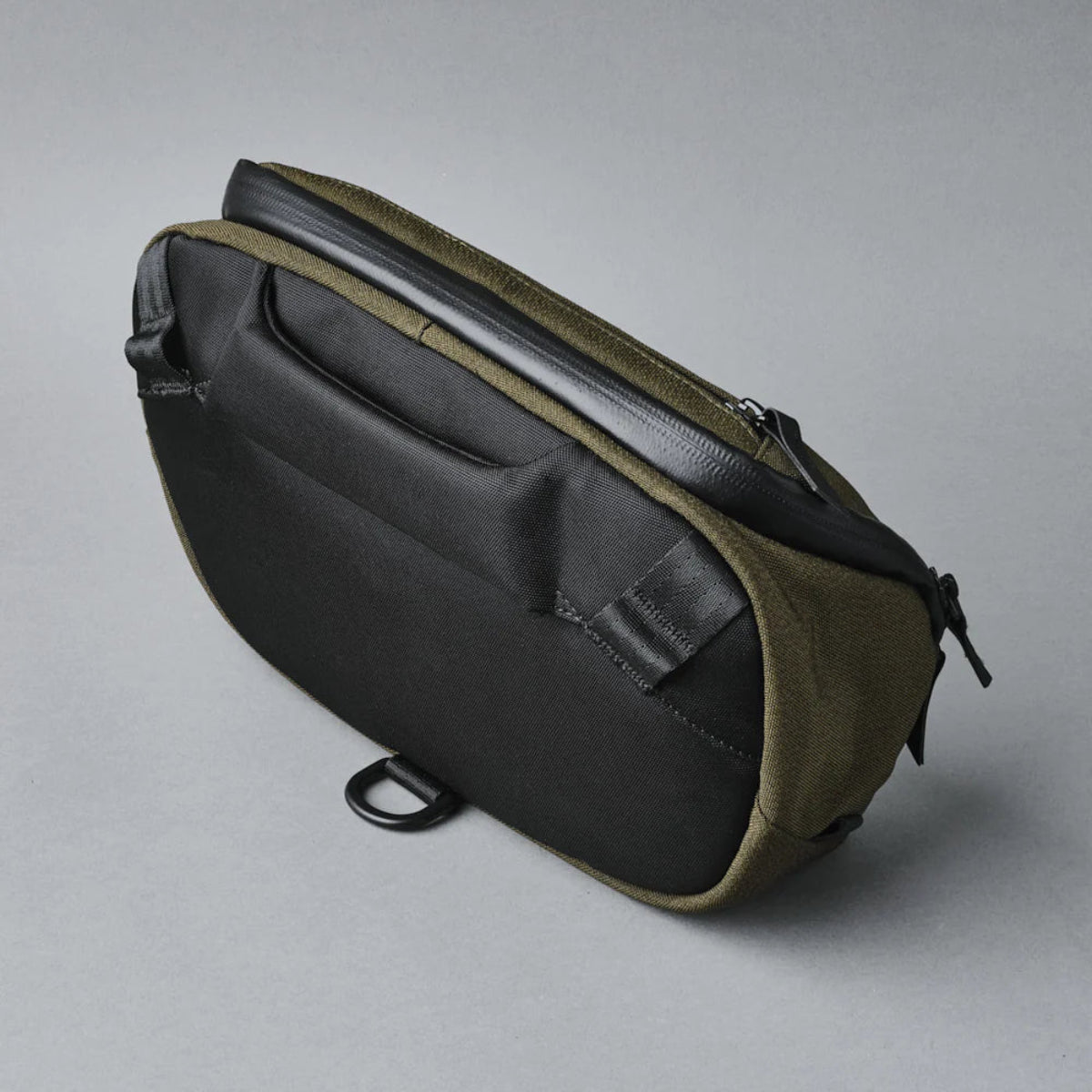 防水環保材質 - 採用可持續回收材料，兼顧環保與耐用性