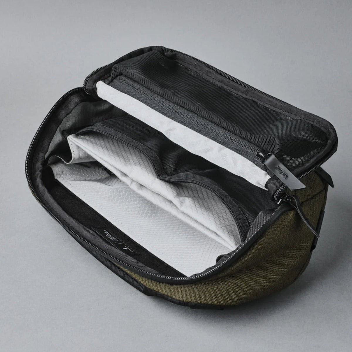 防水環保材質 - 採用可持續回收材料，兼顧環保與耐用性