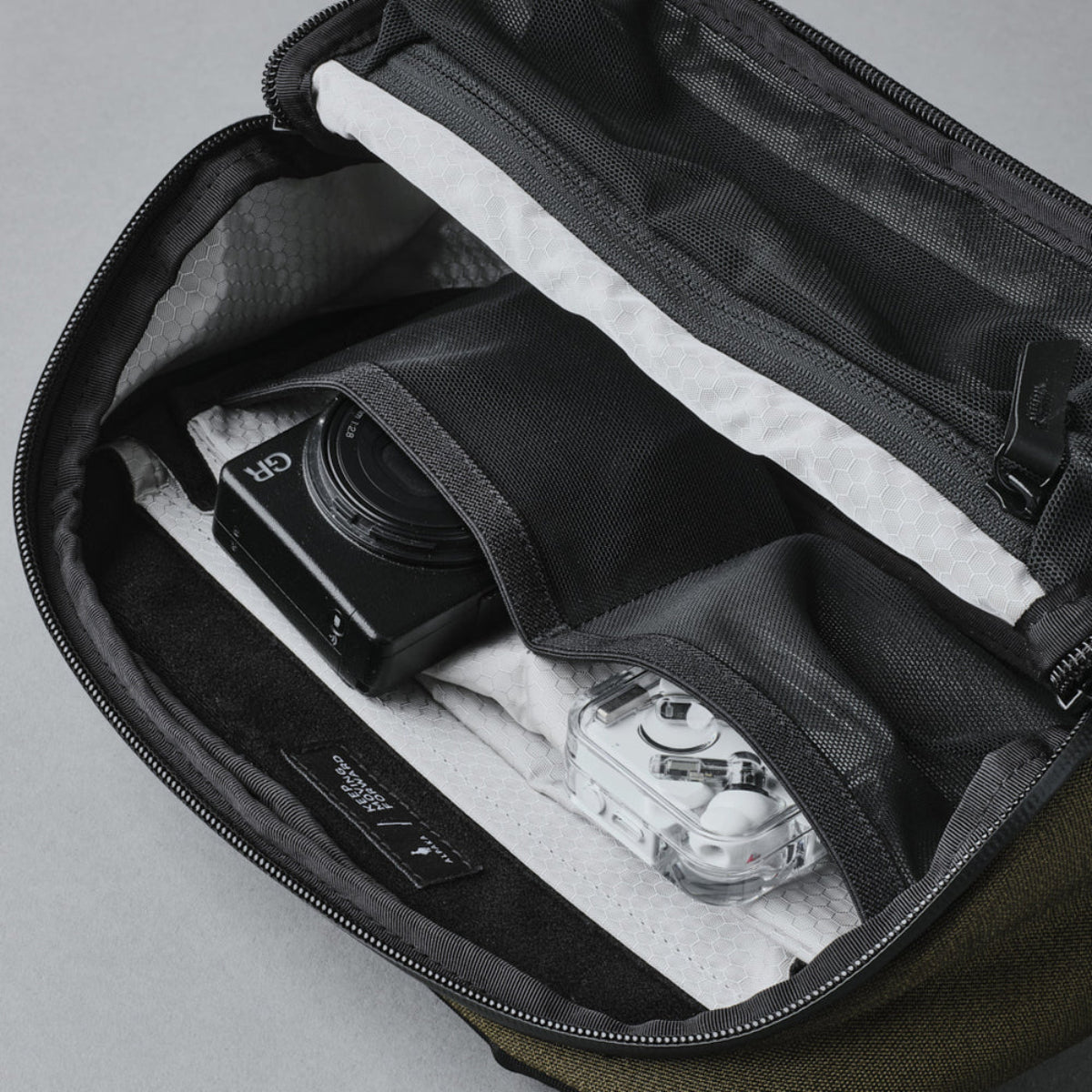 多口袋設計 - 分區收納，保持內部整潔有序