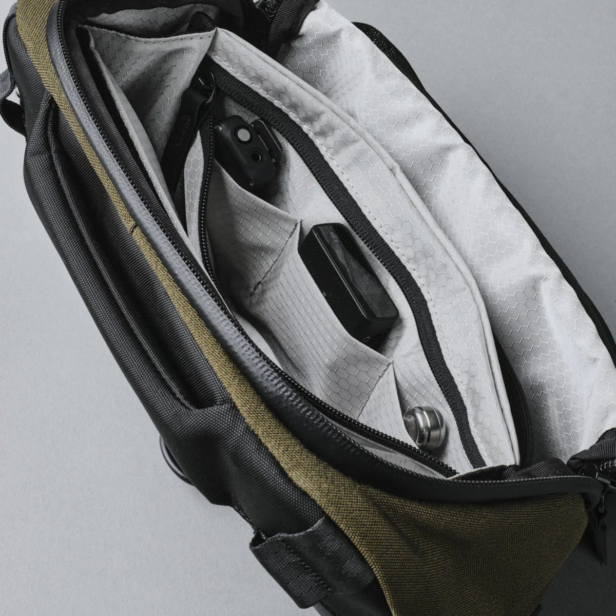 防水環保材質 - 採用可持續回收材料，兼顧環保與耐用性