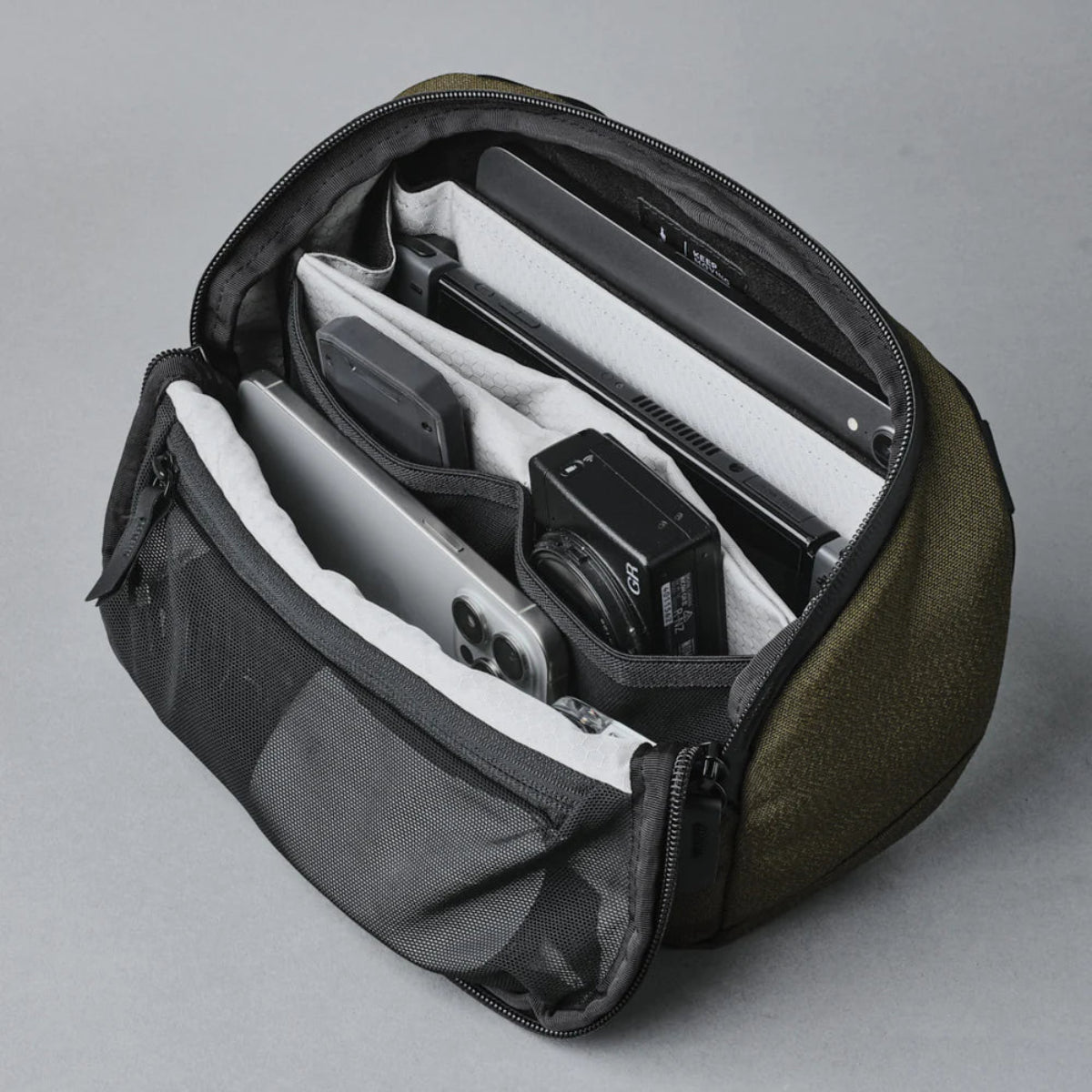 防水環保材質 - 採用可持續回收材料，兼顧環保與耐用性