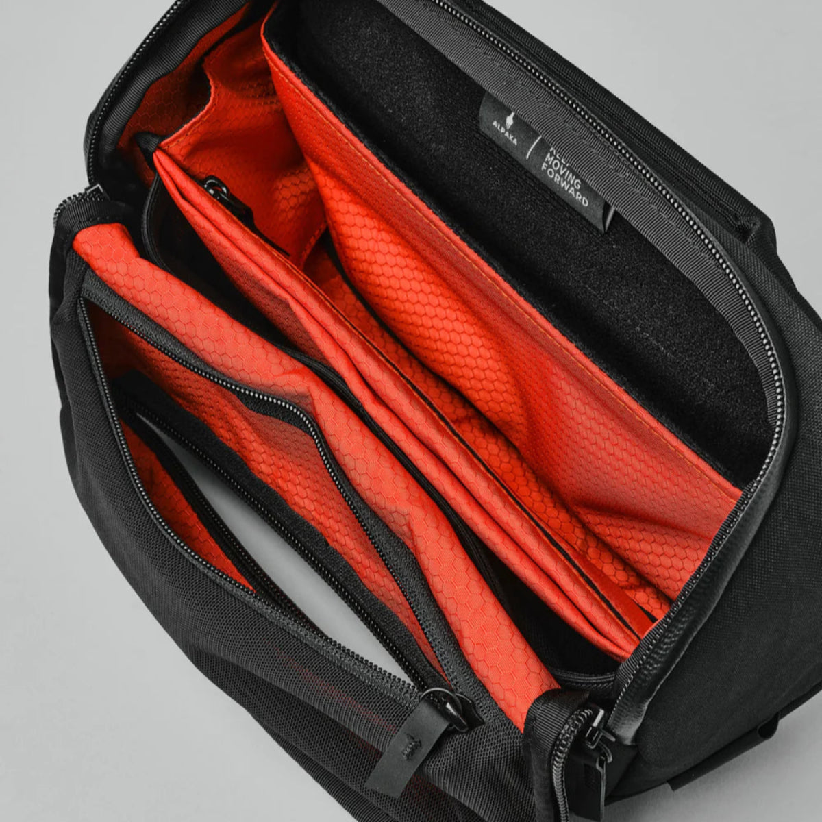 手風琴式主隔間 - 提供靈活收納空間，適應不同大小的物品