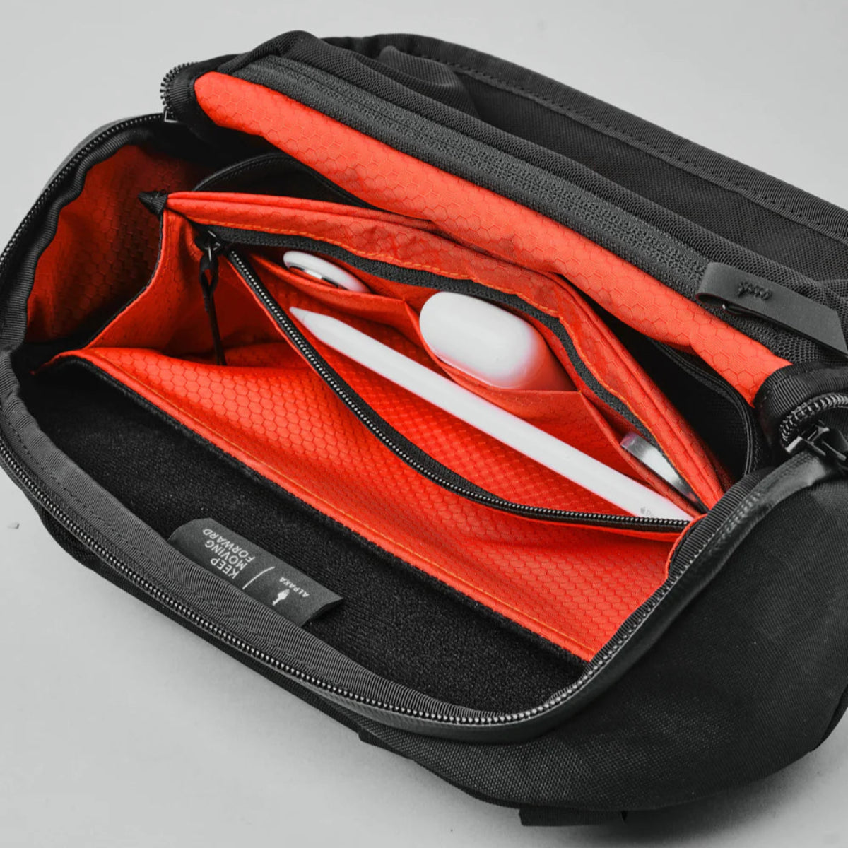 三合一多功能設計 - 萬用收納包、數位收納包、斜背包 三種用途合一