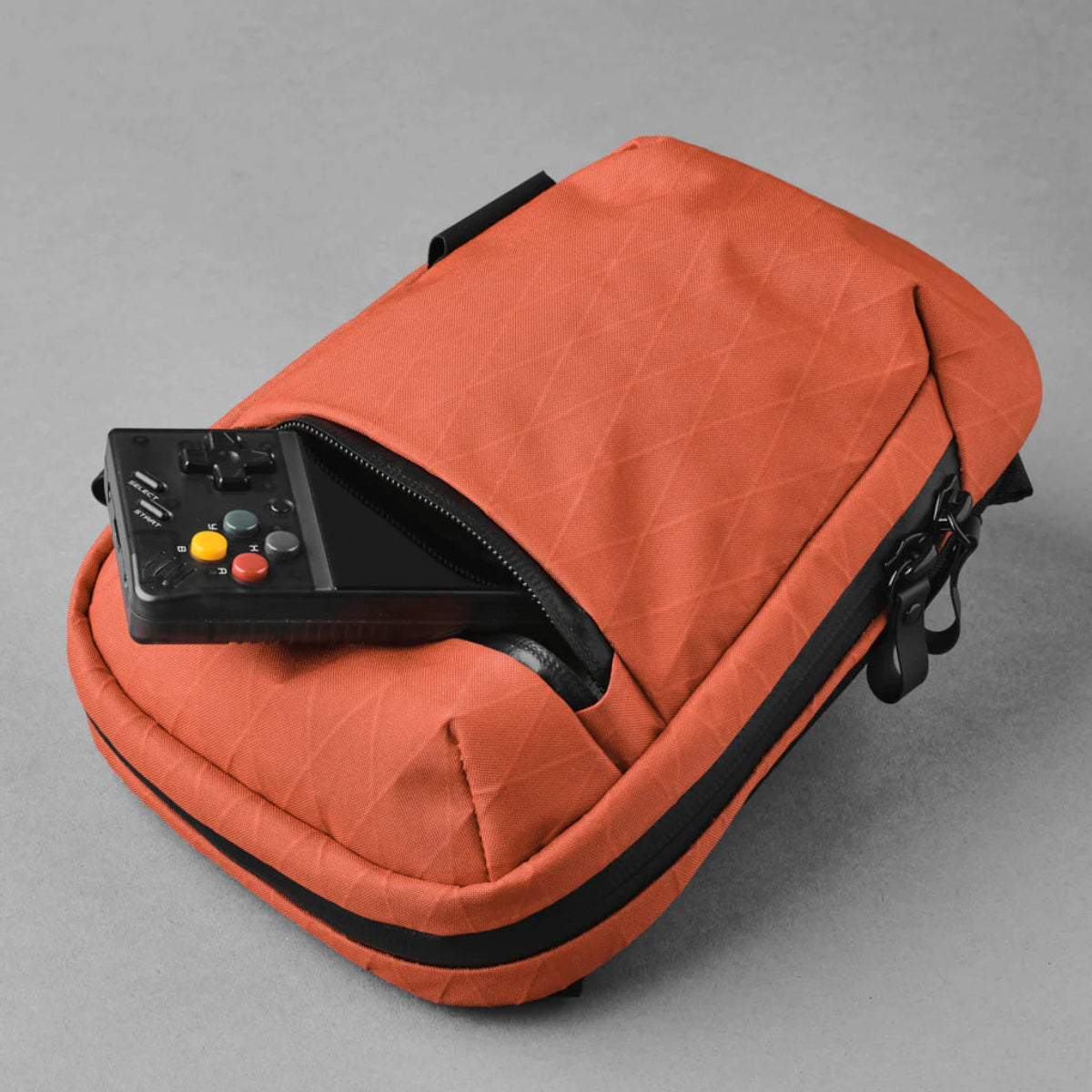 多個分隔口袋 - 幫助分類存放物品，提升收納效率