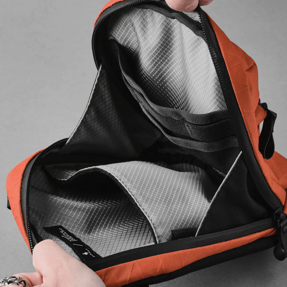 內建 RFID 防護口袋 - 防止信用卡與護照資訊被盜刷