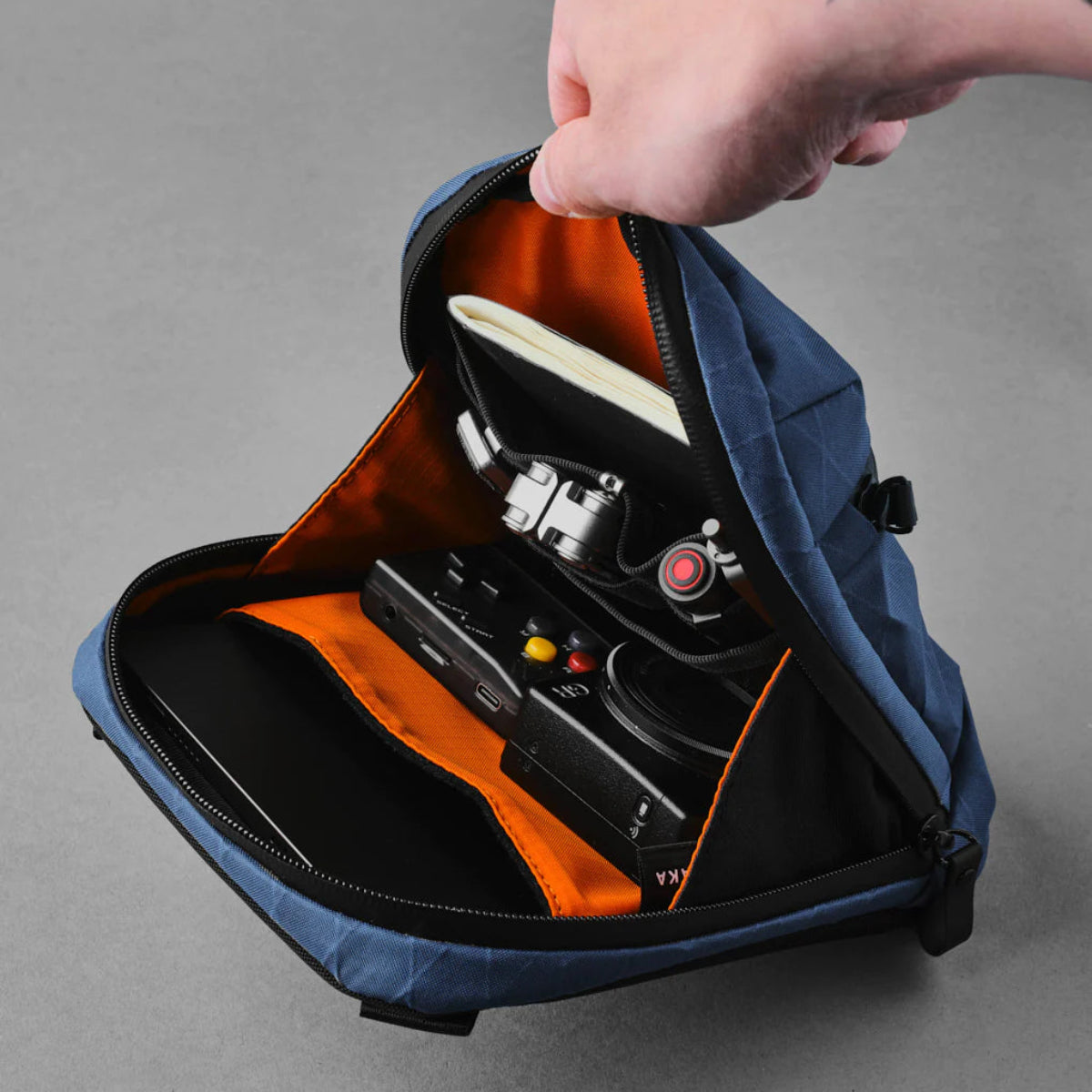 2.2L 大容量 - 雖為迷你包，但可容納 iPad Mini、護照、充電線等