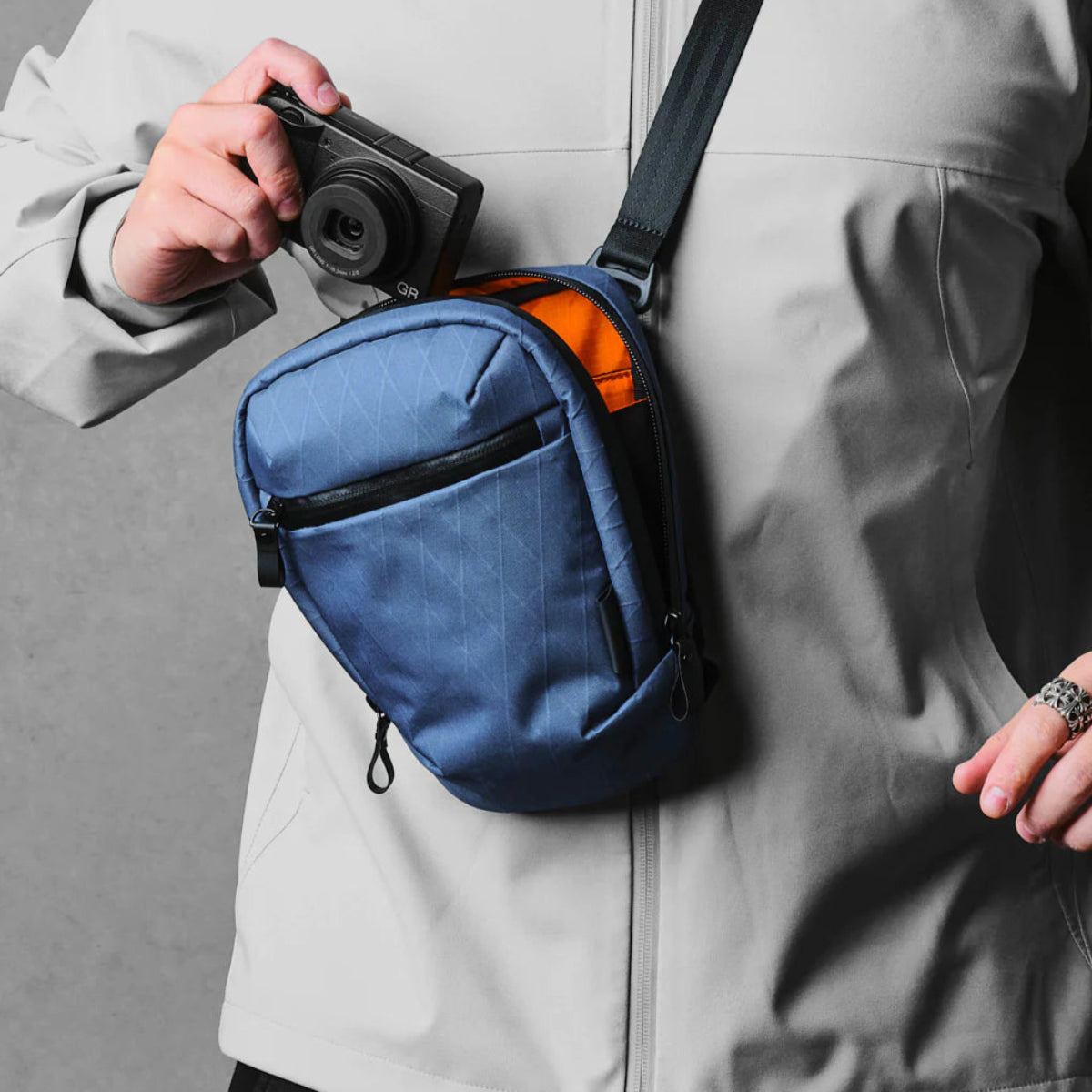 可存放充電線與小工具 - 幫助整理隨身裝備，避免纏繞