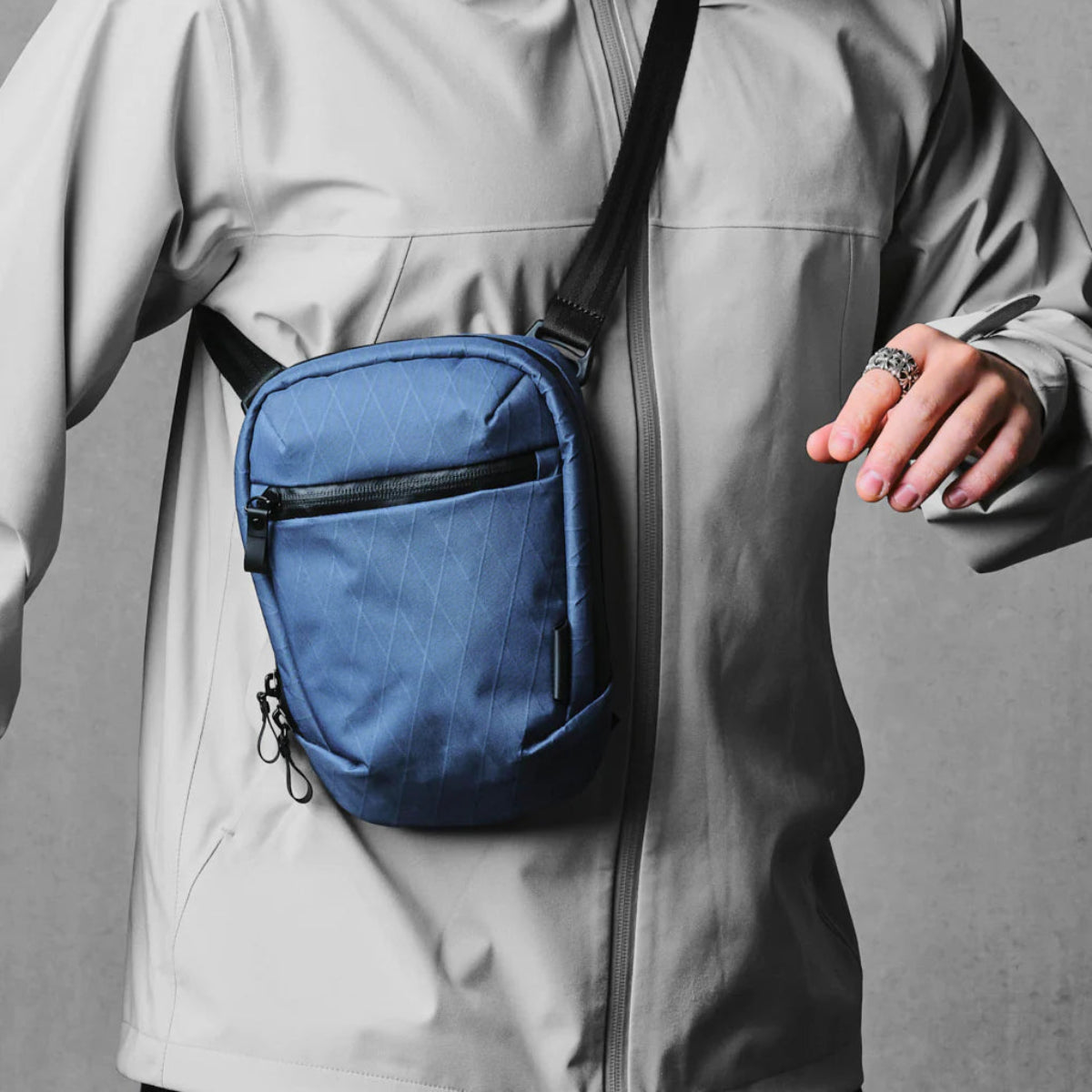 可調節肩帶 - 提供舒適的 斜背或斜挎 方式，適應不同穿搭需求