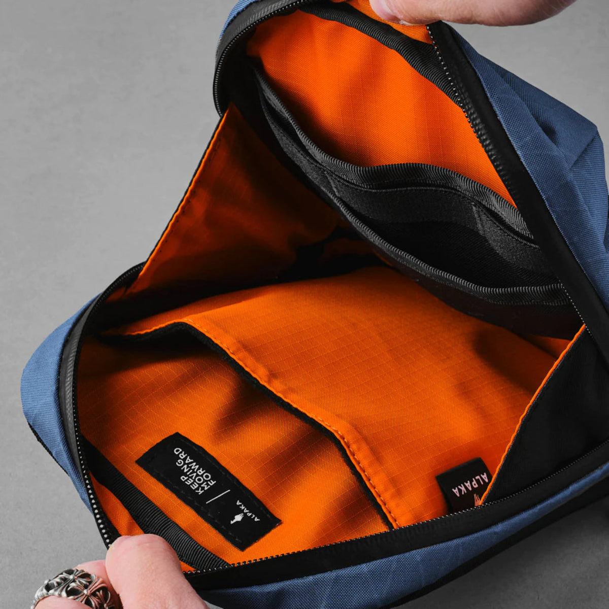 高品質內襯 - 內部柔軟襯布，可保護電子設備與貴重物品