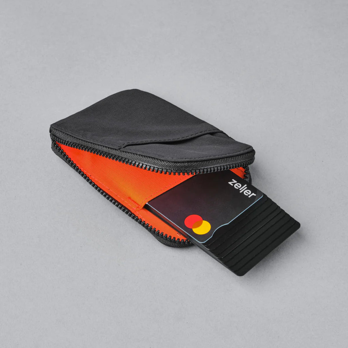 耐用高性能布料 - 採用軍規級防撕裂材質，提升耐用度