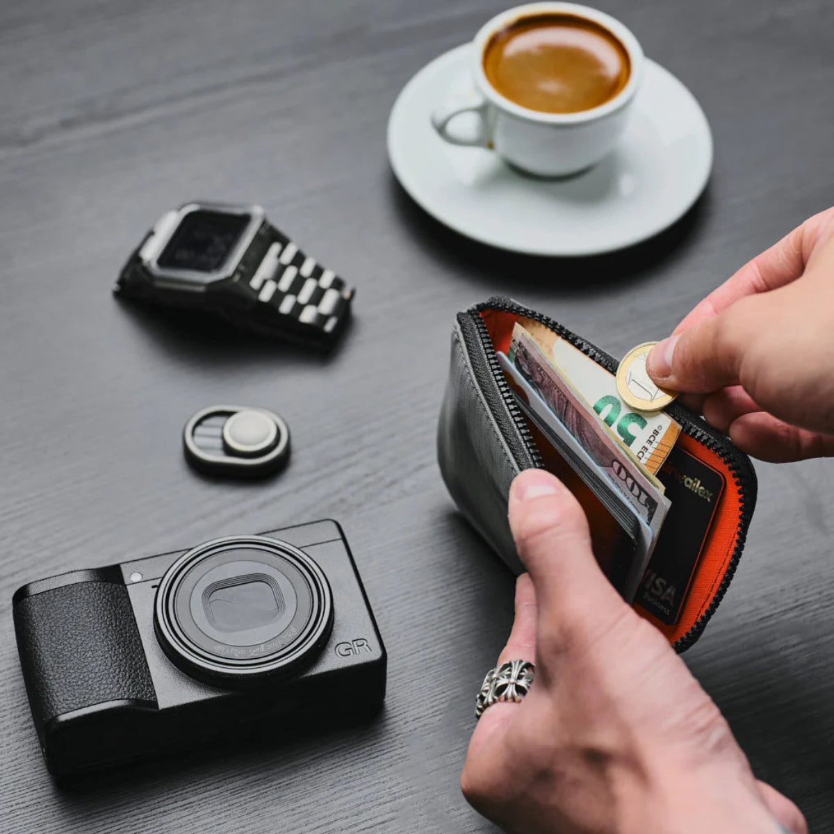 內部分層設計 - 讓卡片、現金、硬幣各自歸位，易於整理