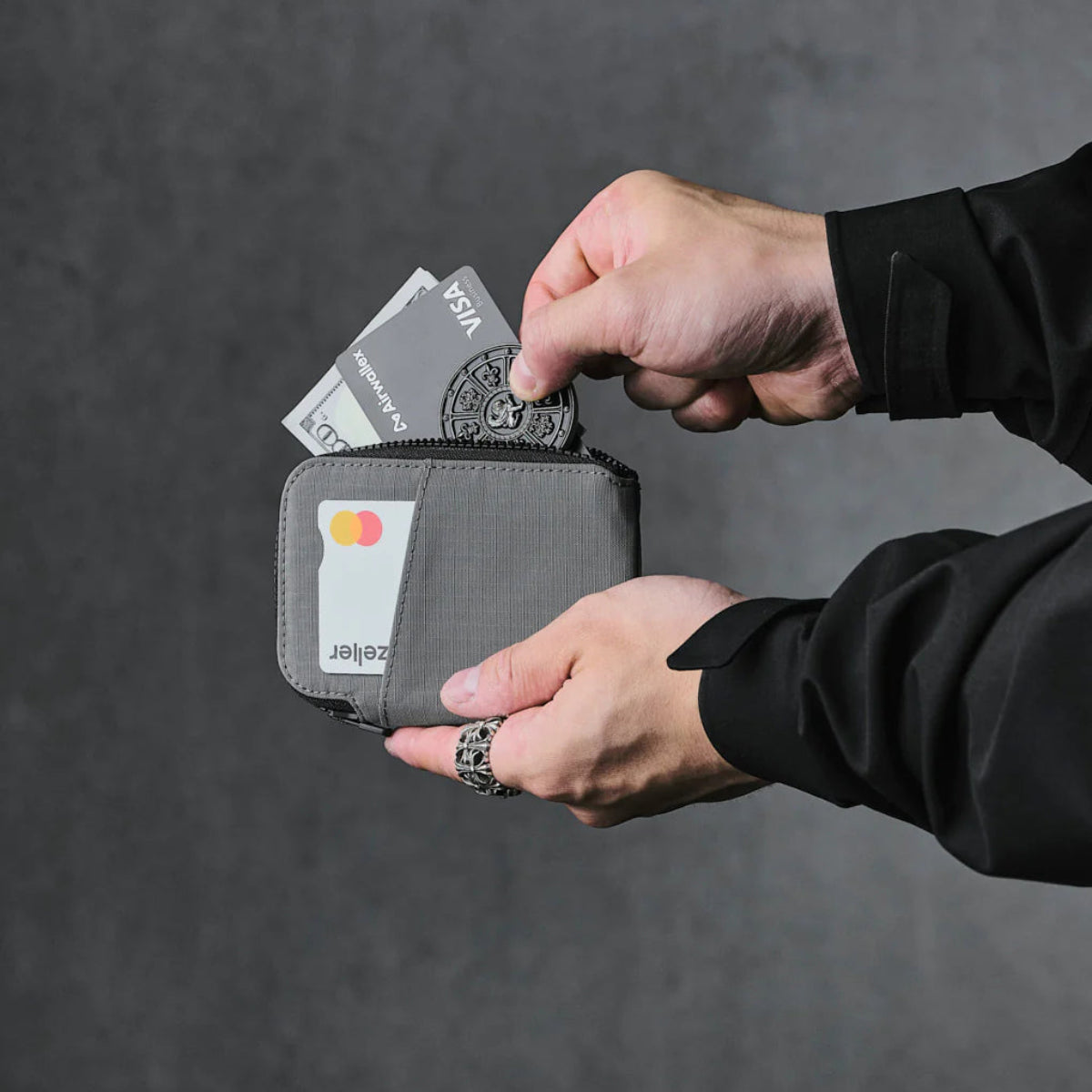 可固定於包包內部 - 避免在包中散落，提升整潔度