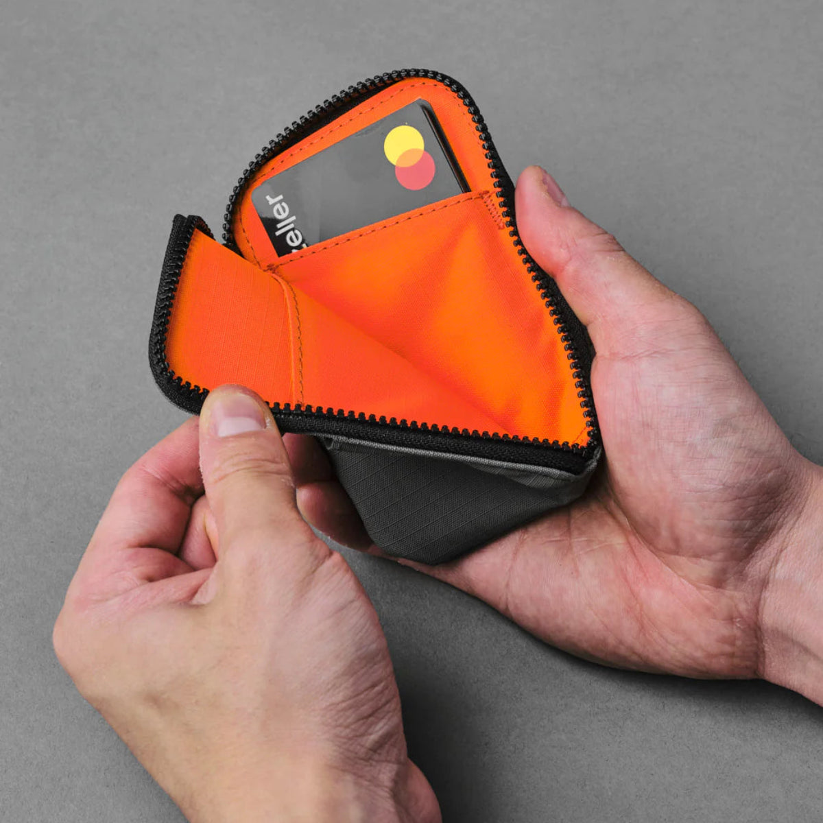 硬幣專屬收納 - 拉鍊袋內可放零錢，防止掉落