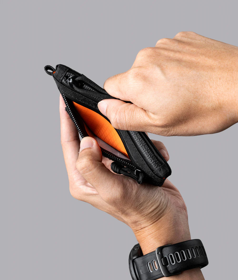 硬幣或其他小物品則收納在額外的拉鏈袋