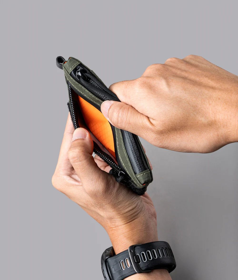 硬幣或其他小物品則收納在額外的拉鏈袋