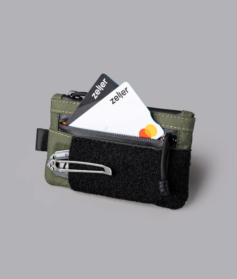 硬幣或其他小物品則收納在額外的拉鏈袋