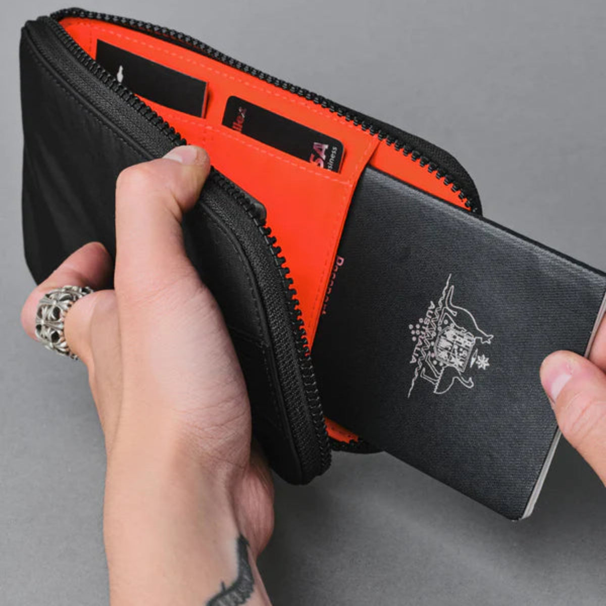 可同時存放多本護照，適合家庭或多人旅行