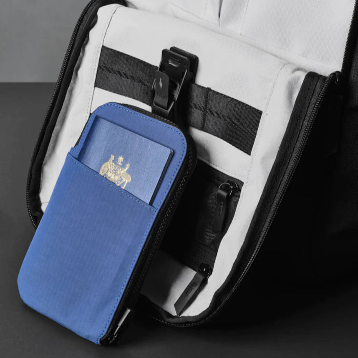 附掛環設計，可輕鬆掛在背包或行李上