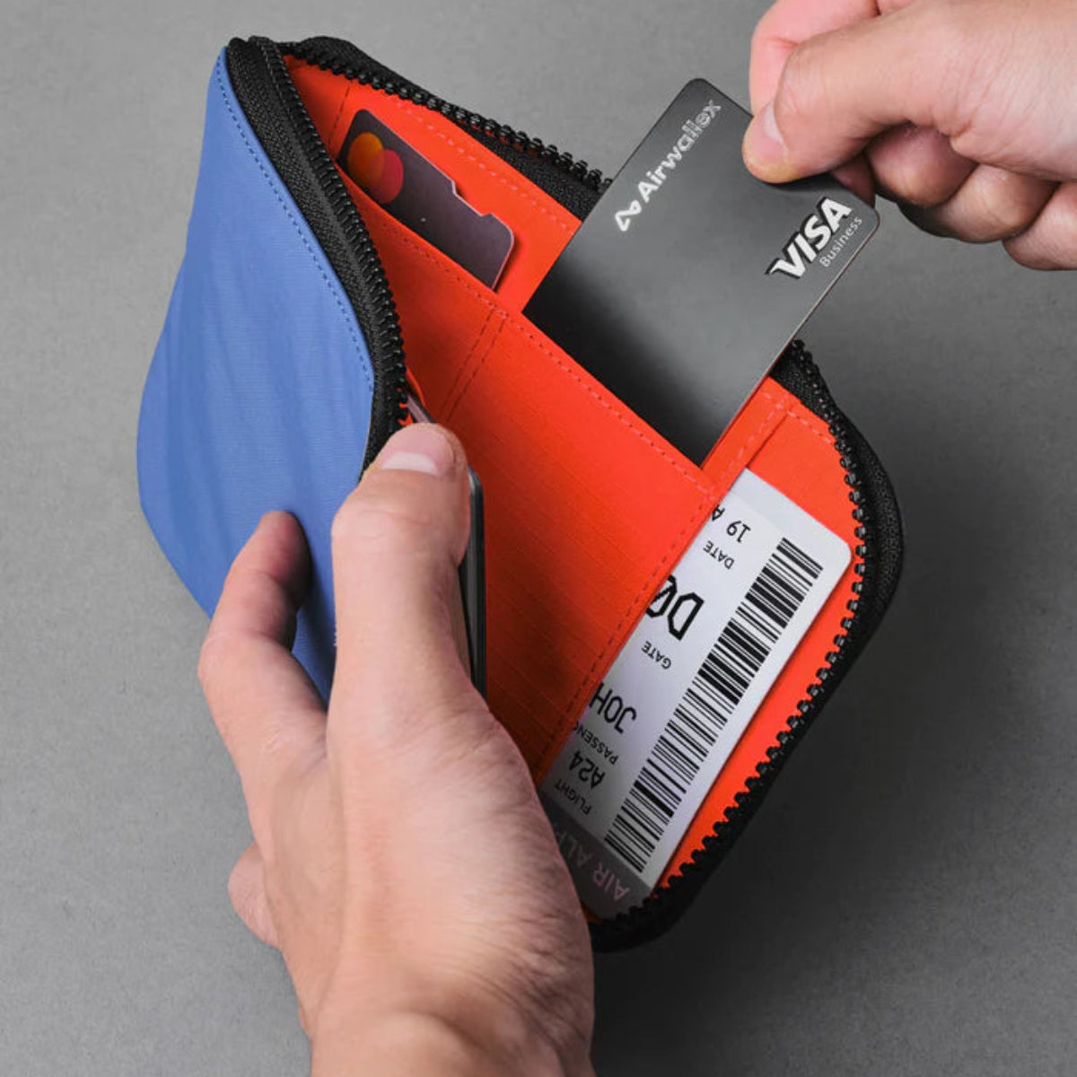 提供腰掛功能，旅行時更方便攜帶