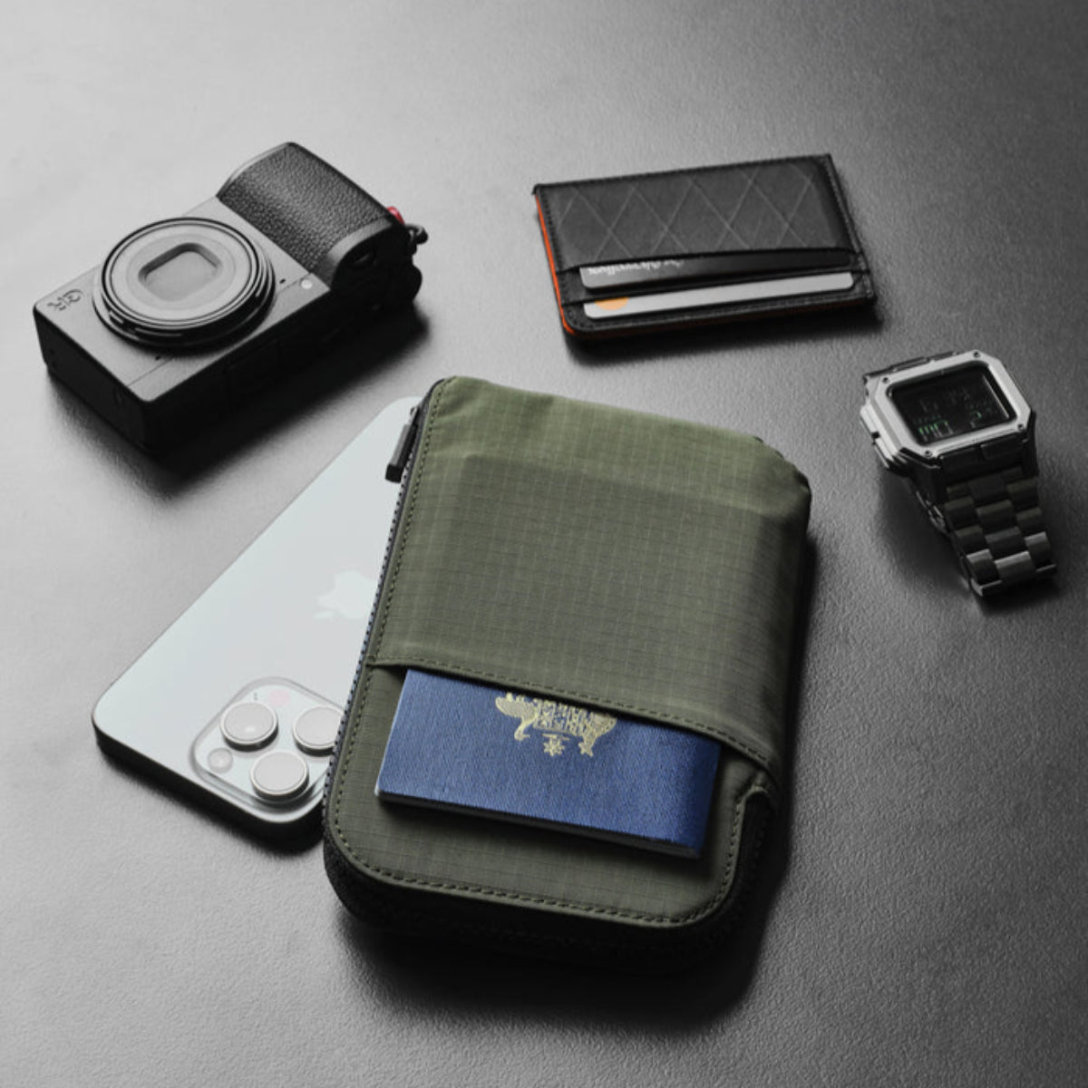 內部分隔清晰 - 讓護照、卡片、現金等物品各自歸位