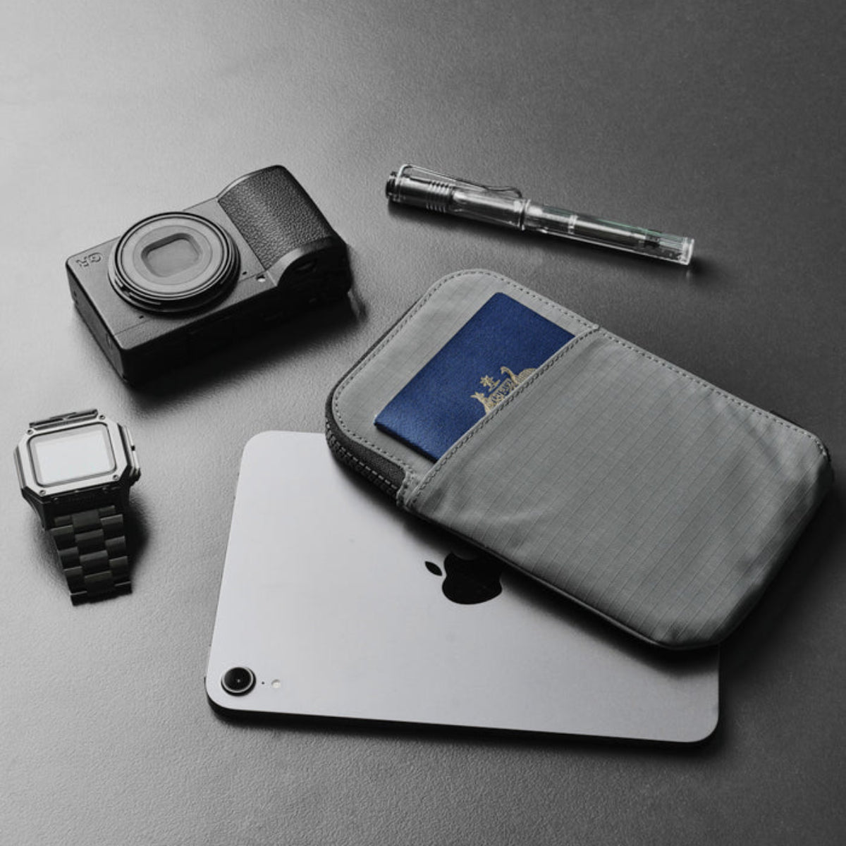 內部分隔清晰 - 讓護照、卡片、現金等物品各自歸位