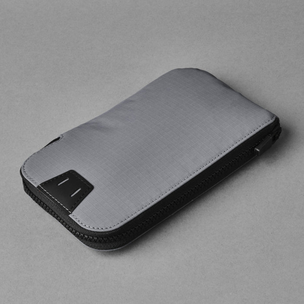 內部分隔清晰 - 讓護照、卡片、現金等物品各自歸位