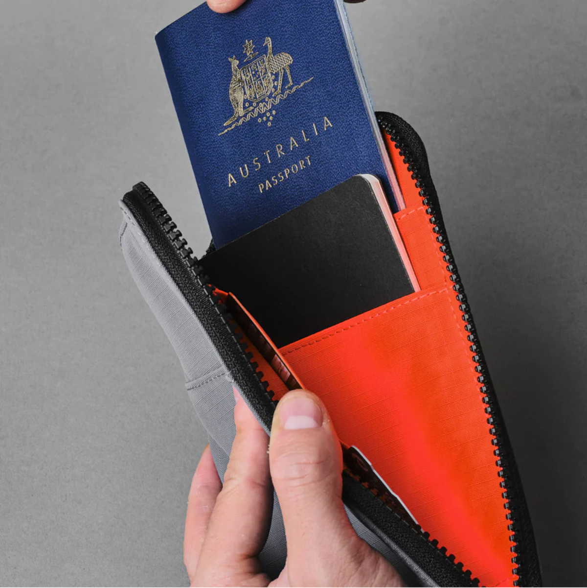 外層滑動口袋 - 可快速存取機票、登機證或收據