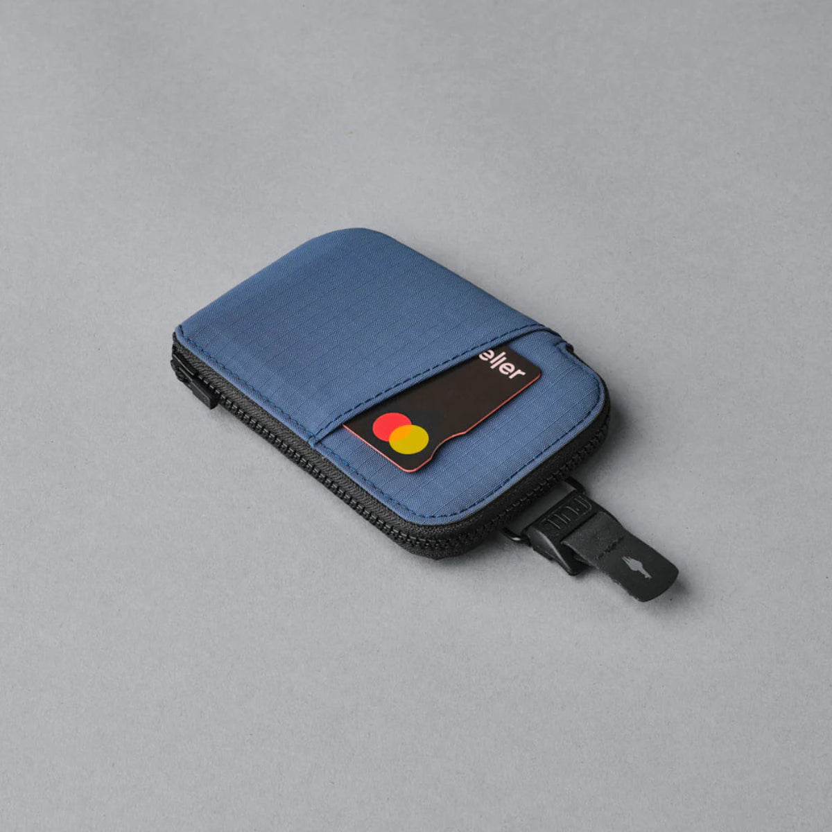 適合旅行使用 - 方便存放護照旁的額外卡片與現金