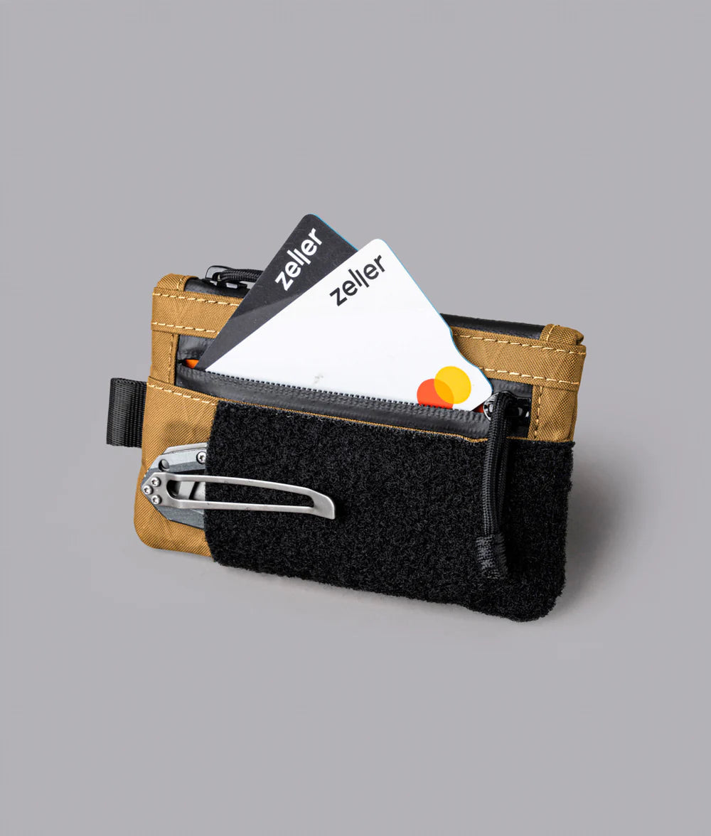 硬幣或其他小物品則收納在額外的拉鏈袋