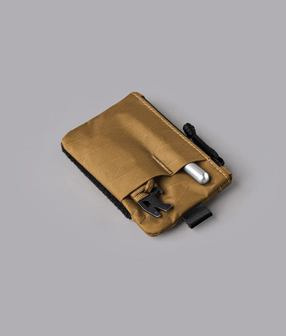 3 個外部插槽，可放置小型 EDC 裝備 (多功能工具、手電筒、打火機等)