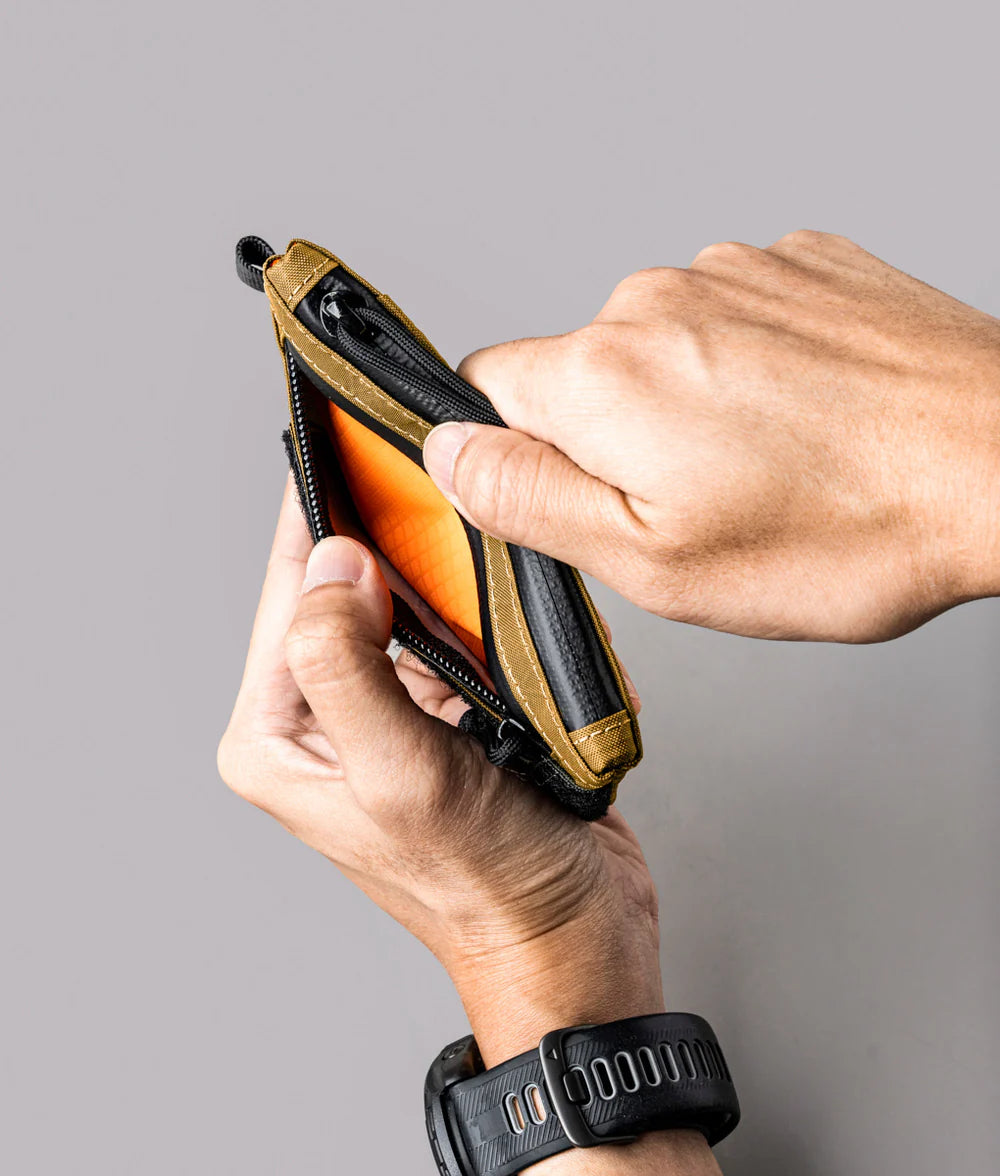 硬幣或其他小物品則收納在額外的拉鏈袋