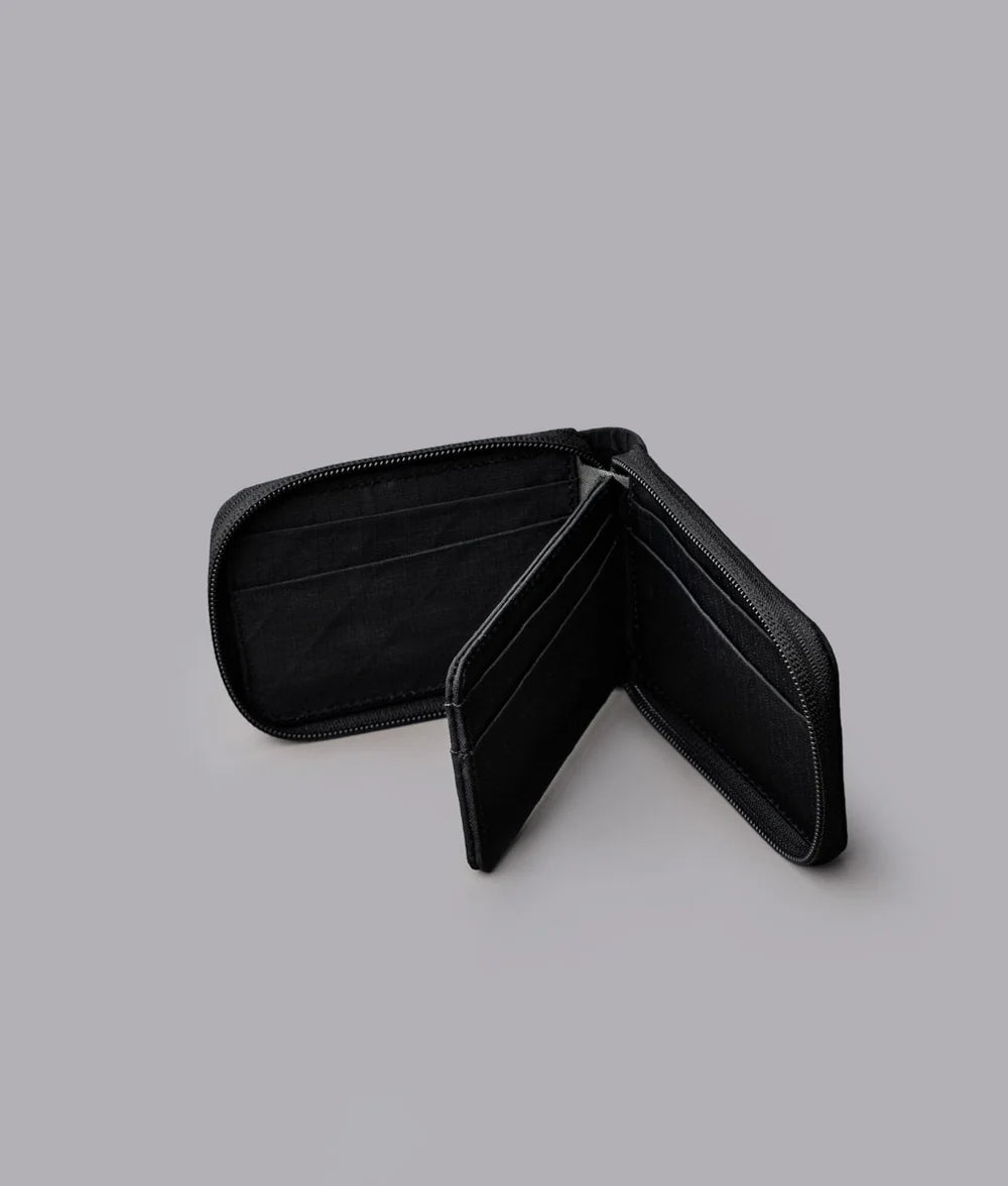 10+卡容量： 內部 9 個精心設計的卡槽，可容納超過 10 張卡片，保持卡片整齊有序。