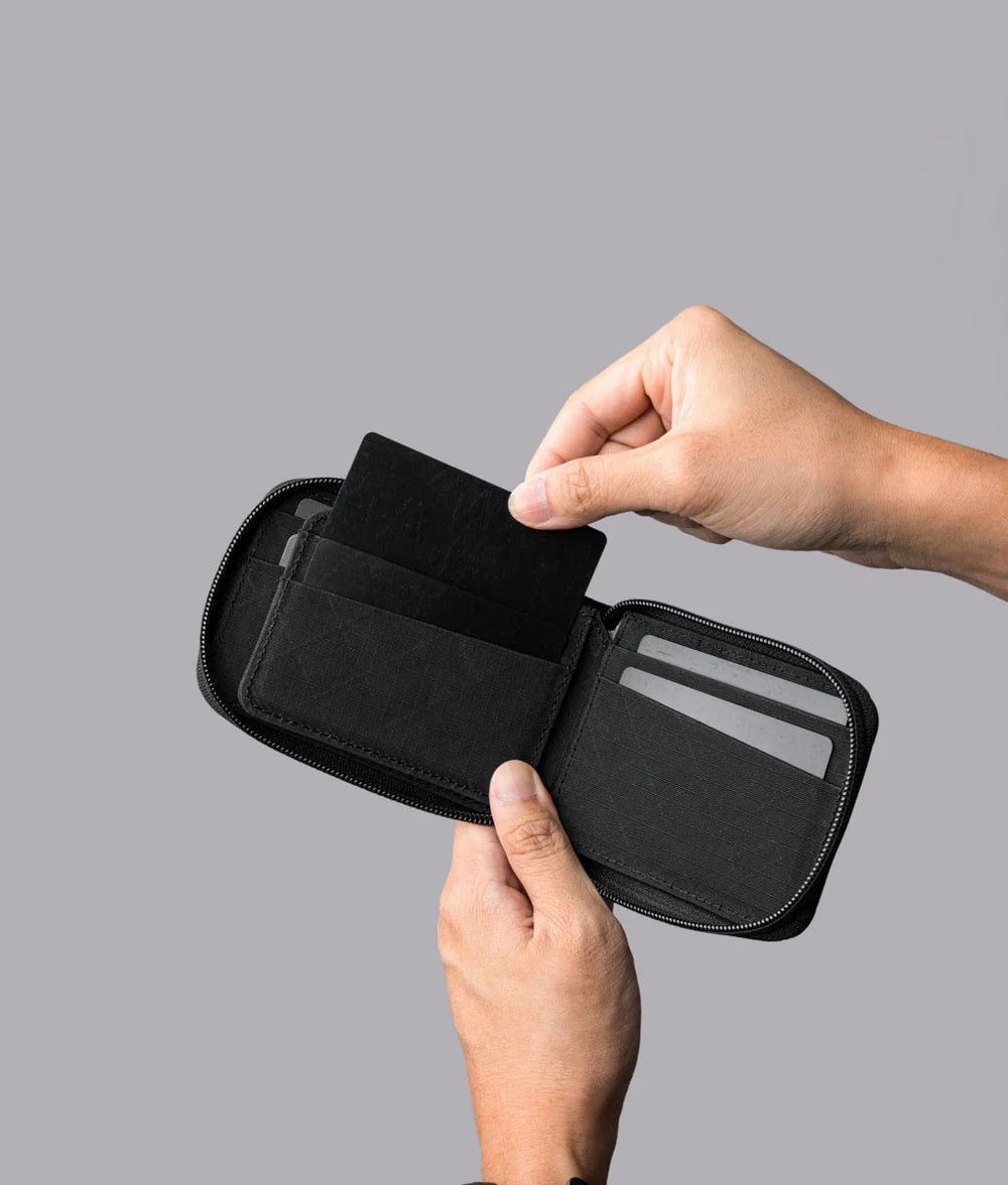 10+卡容量： 內部 9 個精心設計的卡槽，可容納超過 10 張卡片，保持卡片整齊有序。