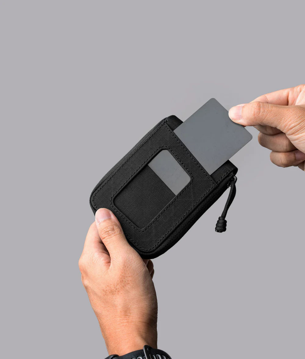 透明 ID 窗口： 外部設計透明窗口，方便快速展示證件或通行卡。